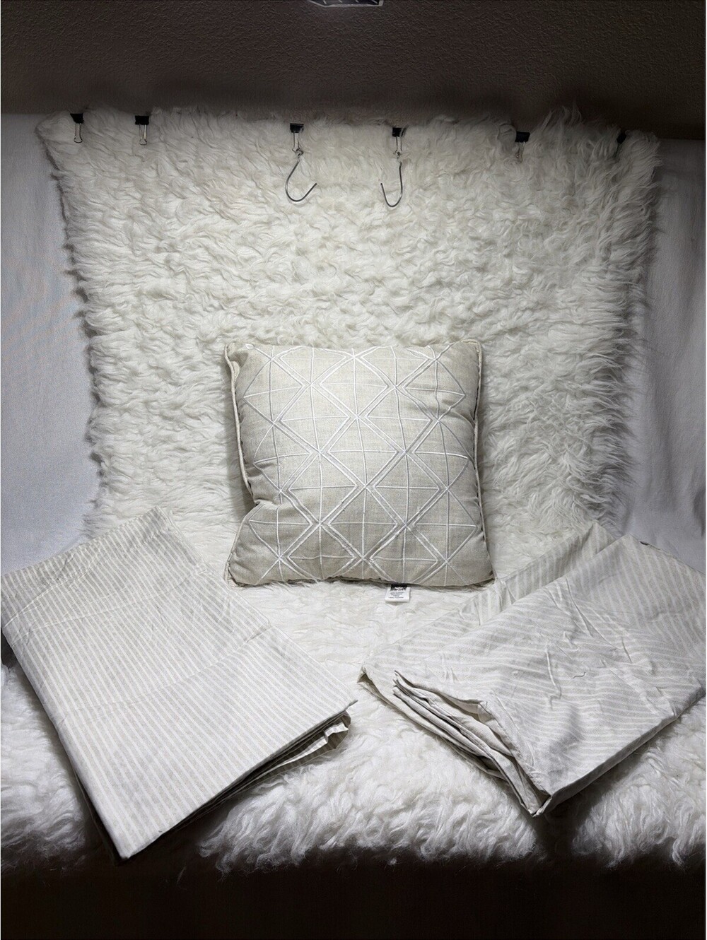5 Pc  ANNE KLEIN pillow cases- 2 King Size /2 Shams & 1 Decorative Pillow